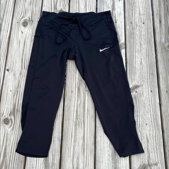 Women’s Nike dri-fit Capri Black Performance Leggings 2 pockets size medium - Picture 1 of 10